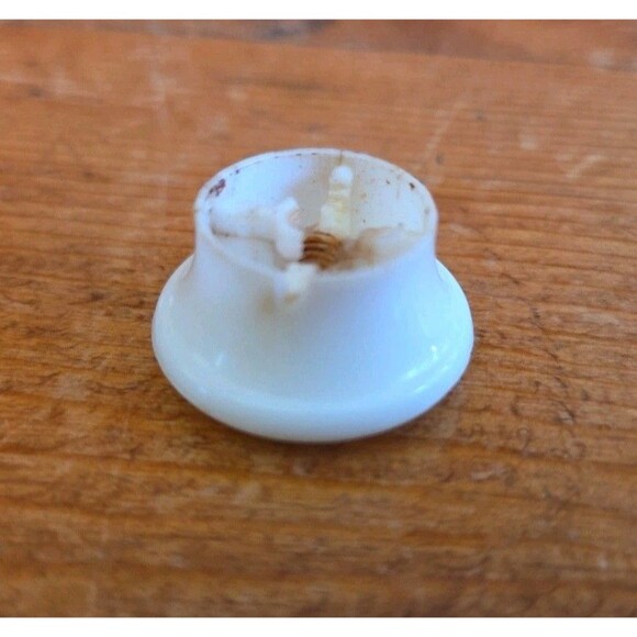 4 Vtg White Plastic Door Knobs Drawer Cabinet Pulls 1" Dia With 1 1/4" Screws - Picture 6 of 6